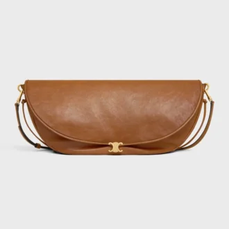 Bolso Halfmoon Soft Triomphe en piel de cordero flexible y brillante
