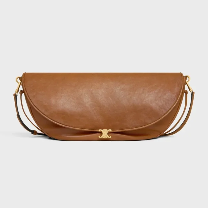 Bolso Halfmoon Soft Triomphe en piel de cordero flexible y brillante Bolso Halfmoon Soft Triomphe en piel de cordero flexible y brillante