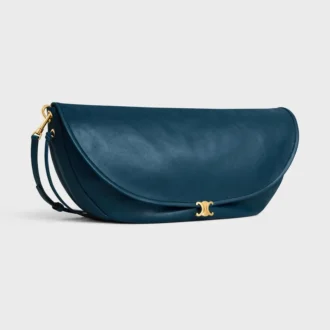 Bolso Halfmoon Soft Triomphe en piel de cordero flexible y brillante
