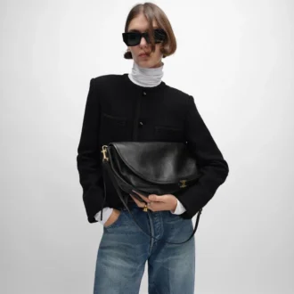 Bolso Halfmoon Soft Triomphe en piel de cordero flexible y brillante