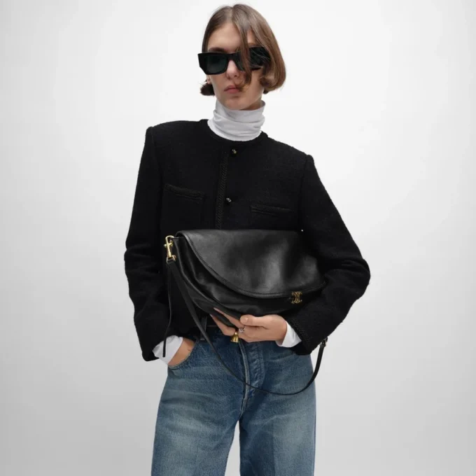 Bolso Halfmoon Soft Triomphe en piel de cordero flexible y brillante Bolso Halfmoon Soft Triomphe en piel de cordero flexible y brillante