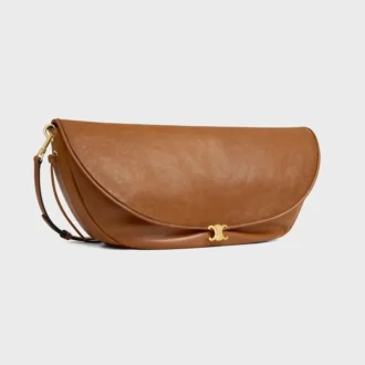 Bolso Halfmoon Soft Triomphe en piel de cordero flexible y brillante