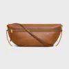Bolso Halfmoon Soft Triomphe en piel de cordero flexible y brillante Bolso Halfmoon Soft Triomphe en piel de cordero flexible y brillante