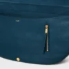 Bolso Halfmoon Soft Triomphe en piel de cordero flexible y brillante Bolso Halfmoon Soft Triomphe en piel de cordero flexible y brillante
