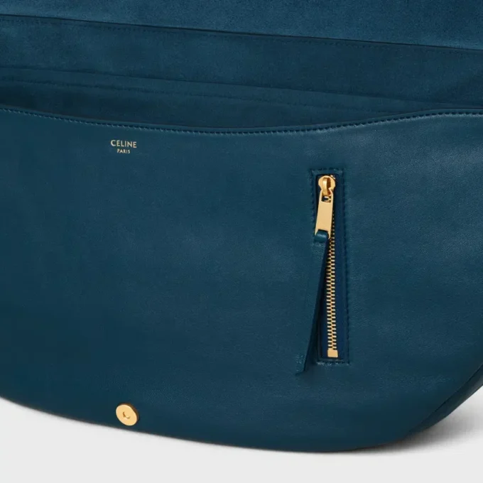 Bolso Halfmoon Soft Triomphe en piel de cordero flexible y brillante Bolso Halfmoon Soft Triomphe en piel de cordero flexible y brillante