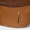 Bolso Halfmoon Soft Triomphe en piel de cordero flexible y brillante Bolso Halfmoon Soft Triomphe en piel de cordero flexible y brillante