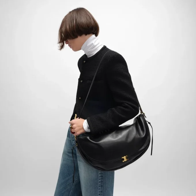 Bolso Halfmoon Soft Triomphe en piel de cordero flexible y brillante Bolso Halfmoon Soft Triomphe en piel de cordero flexible y brillante