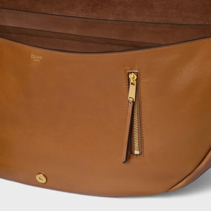 Bolso Halfmoon Soft Triomphe en piel de cordero flexible y brillante Bolso Halfmoon Soft Triomphe en piel de cordero flexible y brillante