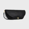 Bolso Halfmoon Soft Triomphe en piel de cordero flexible y brillante Bolso Halfmoon Soft Triomphe en piel de cordero flexible y brillante