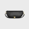 Bolso Little Halfmoon Soft Triomphe en piel de cordero flexible y brillante Bolso Little Halfmoon Soft Triomphe en piel de cordero flexible y brillante