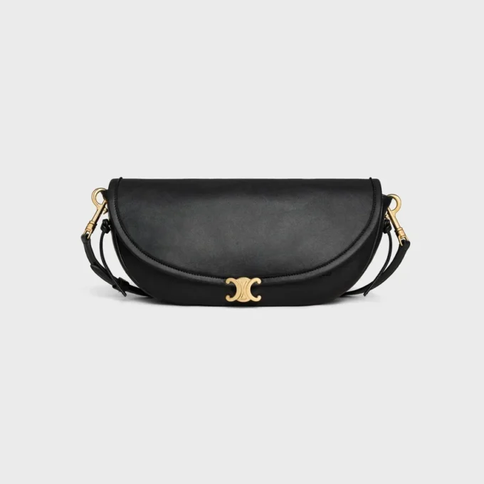 Bolso Little Halfmoon Soft Triomphe en piel de cordero flexible y brillante Bolso Little Halfmoon Soft Triomphe en piel de cordero flexible y brillante