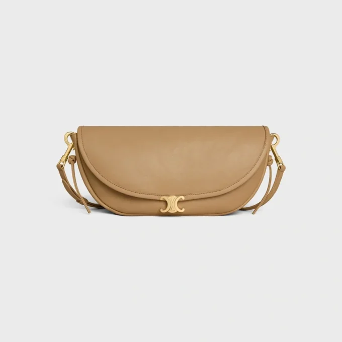 Bolso Little Halfmoon Soft Triomphe en piel de cordero flexible y brillante Bolso Little Halfmoon Soft Triomphe en piel de cordero flexible y brillante