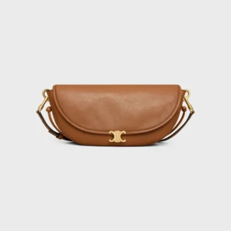 Bolso Little Halfmoon Soft Triomphe en piel de cordero flexible y brillante