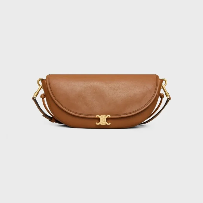 Bolso Little Halfmoon Soft Triomphe en piel de cordero flexible y brillante Bolso Little Halfmoon Soft Triomphe en piel de cordero flexible y brillante