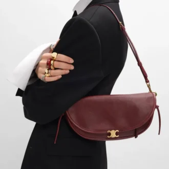 Bolso Little Halfmoon Soft Triomphe en piel de cordero flexible y brillante
