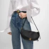Bolso Little Halfmoon Soft Triomphe en piel de cordero flexible y brillante Bolso Little Halfmoon Soft Triomphe en piel de cordero flexible y brillante