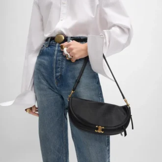 Bolso Little Halfmoon Soft Triomphe en piel de cordero flexible y brillante