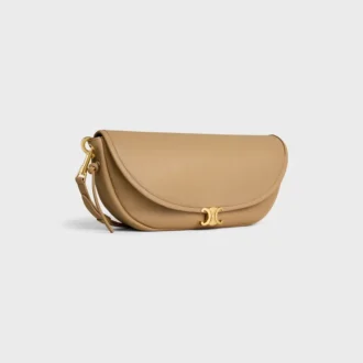 Bolso Little Halfmoon Soft Triomphe en piel de cordero flexible y brillante