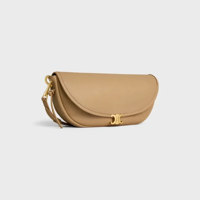 Bolso Little Halfmoon Soft Triomphe en piel de cordero flexible y brillante Bolso Little Halfmoon Soft Triomphe en piel de cordero flexible y brillante
