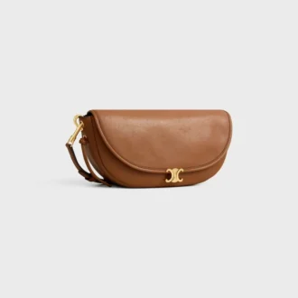 Bolso Little Halfmoon Soft Triomphe en piel de cordero flexible y brillante
