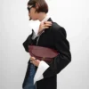 Bolso Little Halfmoon Soft Triomphe en piel de cordero flexible y brillante Bolso Little Halfmoon Soft Triomphe en piel de cordero flexible y brillante