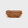 Bolso Little Halfmoon Soft Triomphe en piel de cordero flexible y brillante Bolso Little Halfmoon Soft Triomphe en piel de cordero flexible y brillante