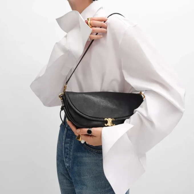 Bolso Little Halfmoon Soft Triomphe en piel de cordero flexible y brillante Bolso Little Halfmoon Soft Triomphe en piel de cordero flexible y brillante
