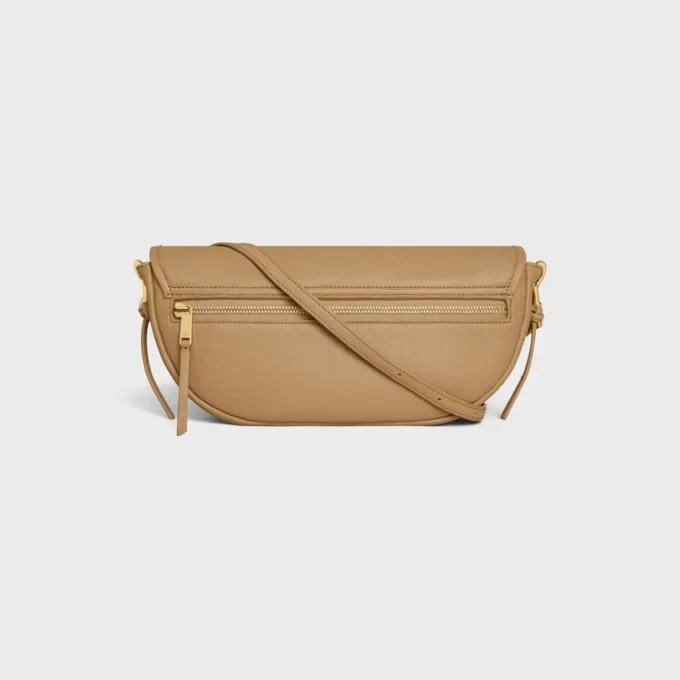 Bolso Little Halfmoon Soft Triomphe en piel de cordero flexible y brillante Bolso Little Halfmoon Soft Triomphe en piel de cordero flexible y brillante