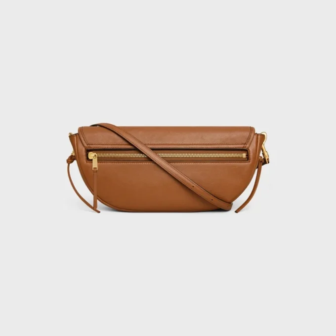 Bolso Little Halfmoon Soft Triomphe en piel de cordero flexible y brillante Bolso Little Halfmoon Soft Triomphe en piel de cordero flexible y brillante
