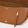 Bolso Little Halfmoon Soft Triomphe en piel de cordero flexible y brillante Bolso Little Halfmoon Soft Triomphe en piel de cordero flexible y brillante