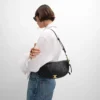 Bolso Little Halfmoon Soft Triomphe en piel de cordero flexible y brillante Bolso Little Halfmoon Soft Triomphe en piel de cordero flexible y brillante