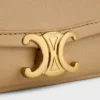 Bolso Little Halfmoon Soft Triomphe en piel de cordero flexible y brillante Bolso Little Halfmoon Soft Triomphe en piel de cordero flexible y brillante