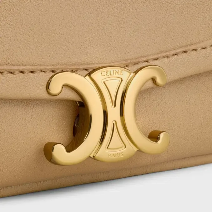 Bolso Little Halfmoon Soft Triomphe en piel de cordero flexible y brillante Bolso Little Halfmoon Soft Triomphe en piel de cordero flexible y brillante