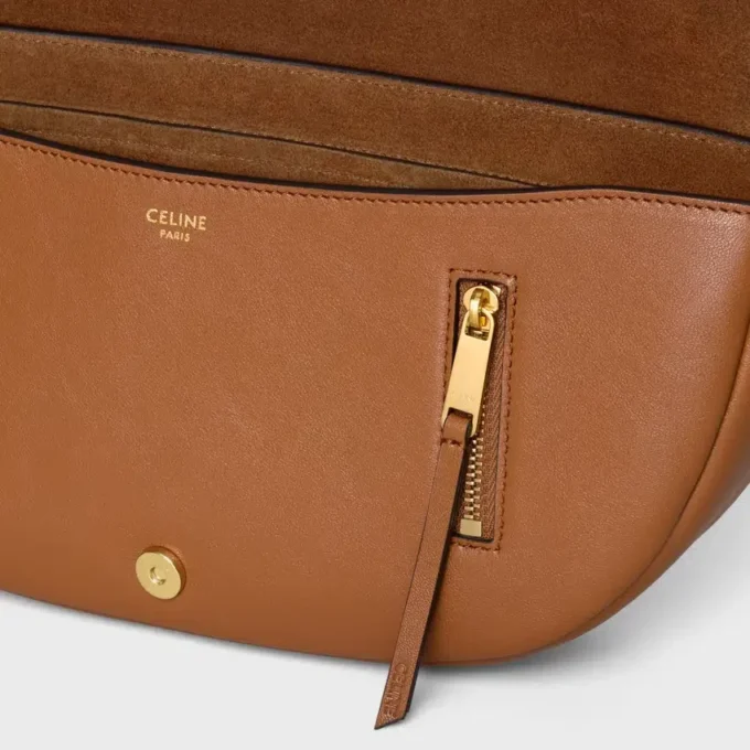 Bolso Little Halfmoon Soft Triomphe en piel de cordero flexible y brillante Bolso Little Halfmoon Soft Triomphe en piel de cordero flexible y brillante