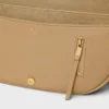 Bolso Little Halfmoon Soft Triomphe en piel de cordero flexible y brillante Bolso Little Halfmoon Soft Triomphe en piel de cordero flexible y brillante