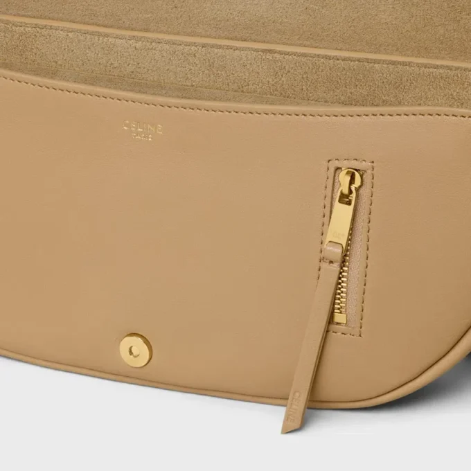 Bolso Little Halfmoon Soft Triomphe en piel de cordero flexible y brillante Bolso Little Halfmoon Soft Triomphe en piel de cordero flexible y brillante