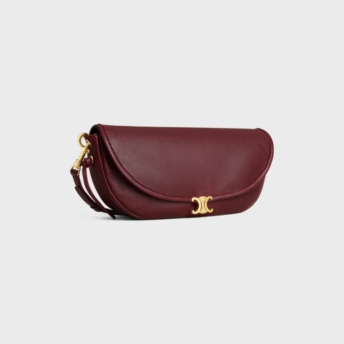 Bolso Little Halfmoon Soft Triomphe en piel de cordero flexible y brillante Bolso Little Halfmoon Soft Triomphe en piel de cordero flexible y brillante