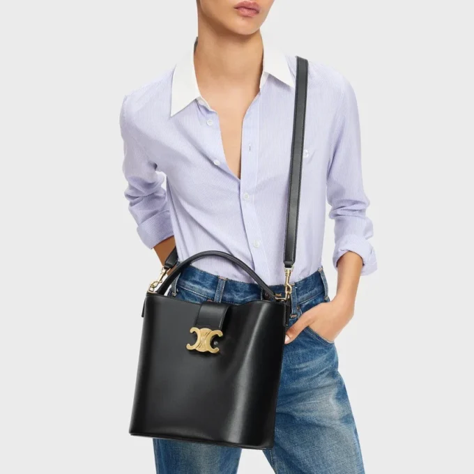 Bolso Louise mediano tipo cubo en piel de becerro lisa