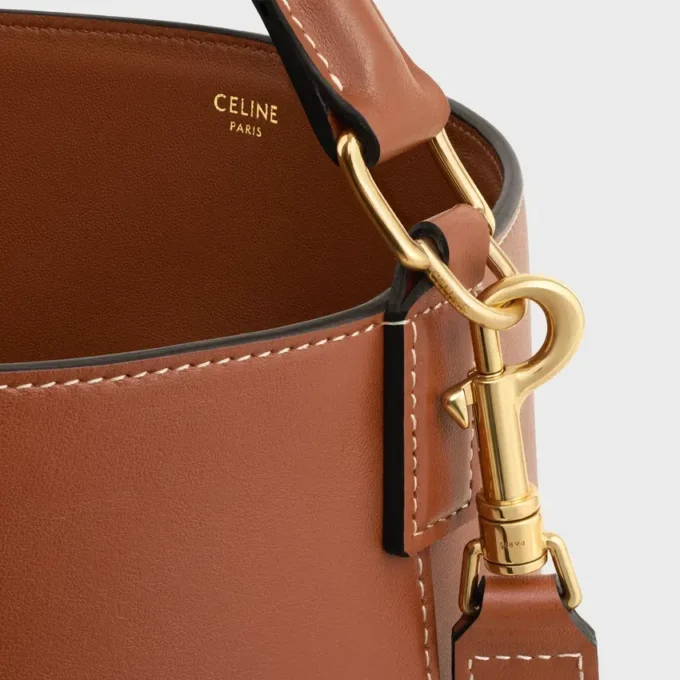 Bolso Louise mediano tipo cubo en piel de becerro lisa