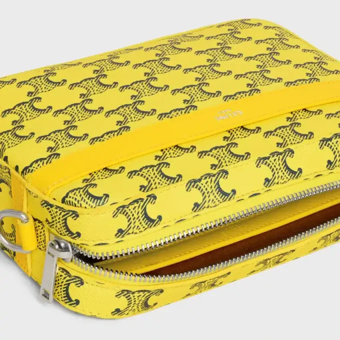 Bolso mensajero pequeño en Triomphe Canvas y piel de becerro