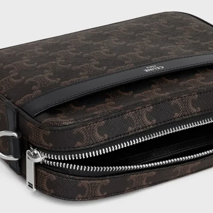 Bolso mensajero pequeño en Triomphe Canvas y piel de becerro Bolso mensajero pequeño en Triomphe Canvas y piel de becerro