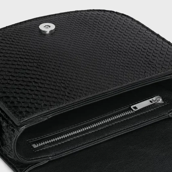 Bolso pequeño Besace con correa Triomphe en piel de pitón Bolso pequeño Besace con correa Triomphe en piel de pitón