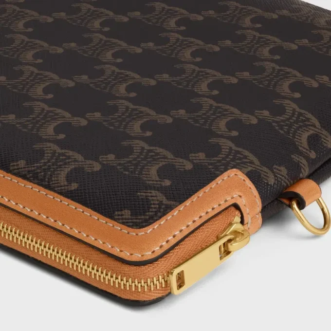 Bolso pequeño con correa Cuir Triomphe en Triomphe Canvas y piel de becerro Bolso pequeño con correa Cuir Triomphe en Triomphe Canvas y piel de becerro