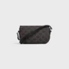 Bolso pequeño de bandolera Triomphe en Triomphe Canvas y piel de becerro Bolso pequeño de bandolera Triomphe en Triomphe Canvas y piel de becerro