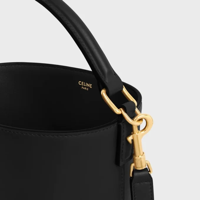Bolso pequeño Louise de piel de becerro lisa Bolso pequeño Louise de piel de becerro lisa