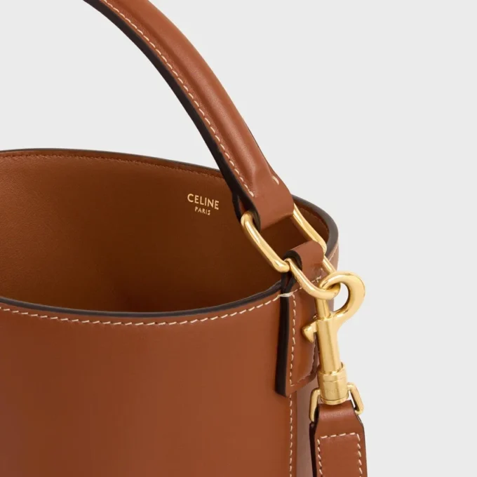 Bolso pequeño Louise de piel de becerro lisa Bolso pequeño Louise de piel de becerro lisa