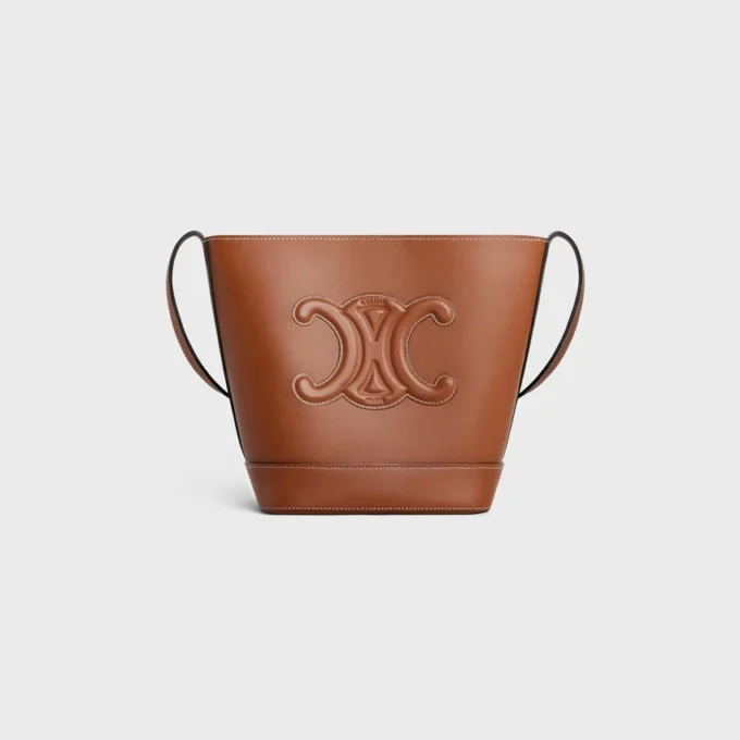 Bolso pequeño tipo cubo Cuir Triomphe en piel de becerro lisa Bolso pequeño tipo cubo Cuir Triomphe en piel de becerro lisa