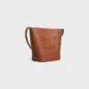 Bolso pequeño tipo cubo Cuir Triomphe en piel de becerro lisa Bolso pequeño tipo cubo Cuir Triomphe en piel de becerro lisa