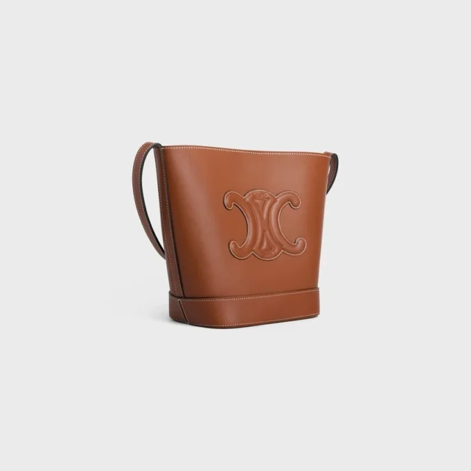 Bolso pequeño tipo cubo Cuir Triomphe en piel de becerro lisa Bolso pequeño tipo cubo Cuir Triomphe en piel de becerro lisa