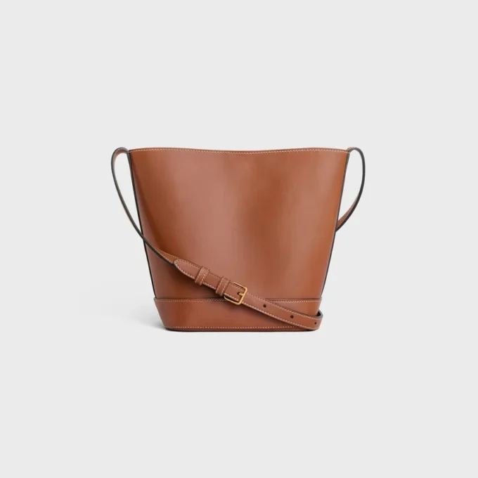 Bolso pequeño tipo cubo Cuir Triomphe en piel de becerro lisa Bolso pequeño tipo cubo Cuir Triomphe en piel de becerro lisa